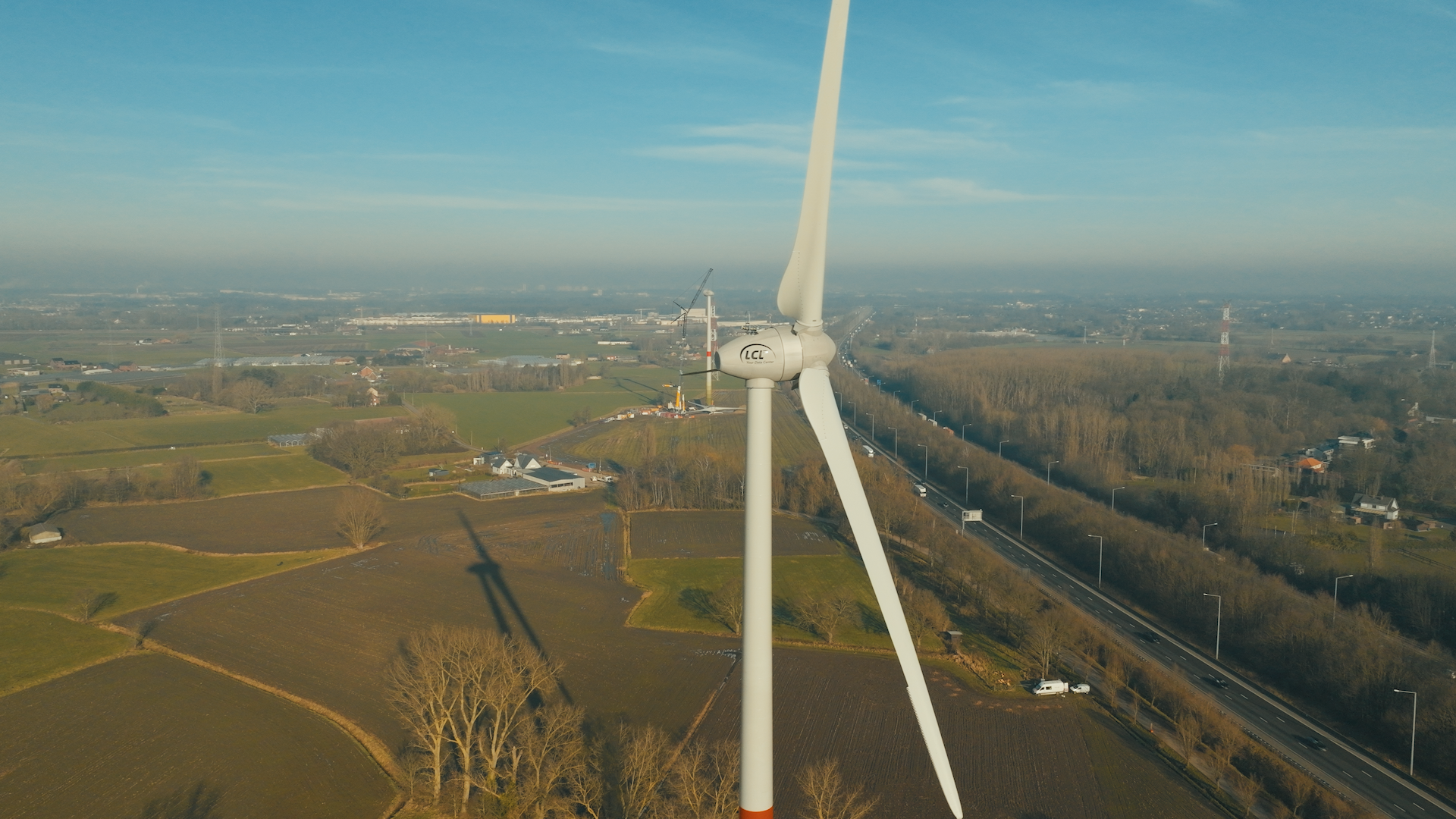 1 van de 3 windmolens die LCL plaatst om zelf groene energie in het netwerk te brengen